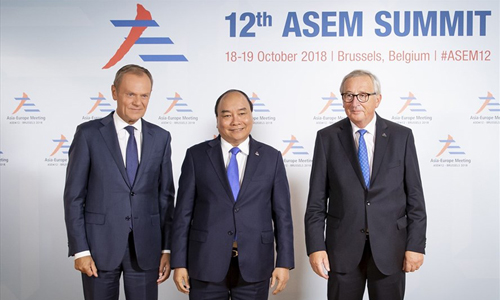 Thủ tướng Nguyễn Xuân Phúc (giữa) được Chủ tịch Hội đồng Châu Âu Donald Tusk (trái) và Chủ tịch Ủy ban Châu Âu Jean-Claude Juncker đón tiếp tại Hội nghị Cấp cao Á – Âu lần thứ 12 tháng 10/2018. Ảnh: EC.
