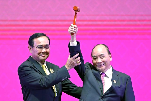 hủ tướng Nguyễn Xuân Phúc nhận búa Chủ tịch ASEAN từ Thủ tướng Thái Lan Chan-o-cha (Ảnh: Reuters)