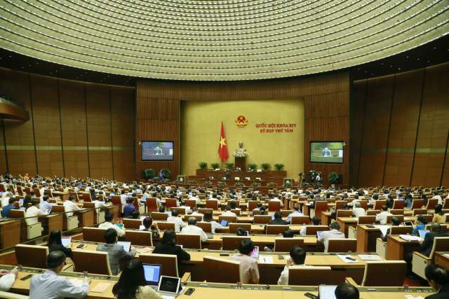 Một phiên họp của Quốc hội khoá 14, Quốc hội khoá này không bầu đủ 500 đại biểu, một số vị bị miễn nhiệm nên hiện tại chỉ còn hơn 480 đại biểu.