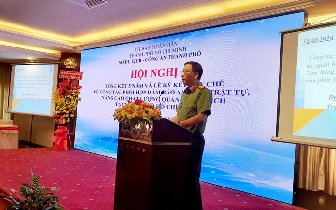 Đại tá Phạm Ngọc Tiến, Trưởng phòng Quản lý Xuất nhập cảnh, chia sẻ tại hội nghị chiều 7-1