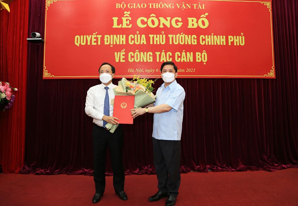 Bộ trưởng Bộ Giao thông Vận tải Nguyễn Văn Thể trao quyết định bổ nhiệm cho tân Thứ trưởng Nguyễn Duy Lâm