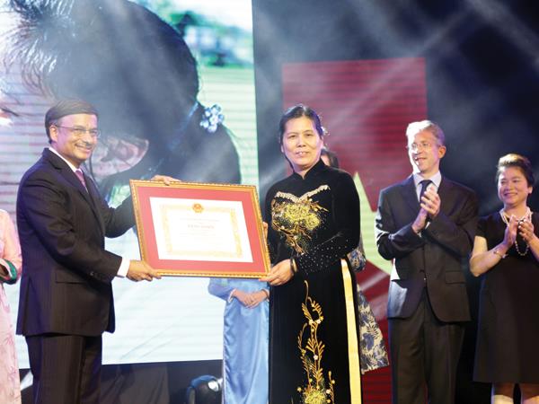 Unilever Việt Nam nhận Bằng khen của Hội liên hiệp Phụ nữ Việt Nam vì những đóng góp trong giai đoạn 2006-2014