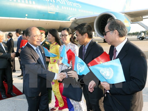 Cán bộ nhân viên Phái đoàn thường trực Việt Nam tại Liên hợp quốc đón Chủ tịch Quốc hội Nguyễn Sinh Hùng tại sân bay. (Ảnh: Vietnam+)