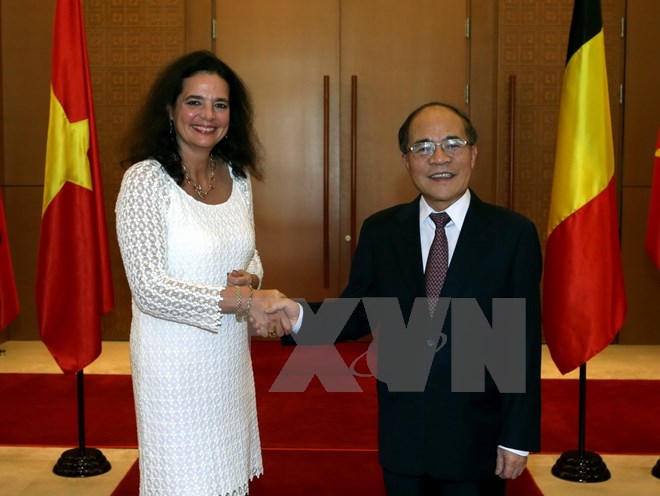 Chủ tịch Quốc hội Nguyễn Sinh Hùng đón Chủ tịch Thượng viện Bỉ Christine Defraigne. (Ảnh: Vietnam+)