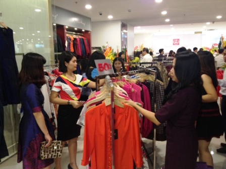 Showroom của May Đức Giang tại V+ Hòa Bình thu hút nhiều khách hàng tới tham quan và mua sắm trong ngày khai trương