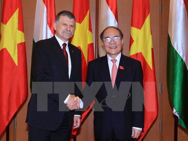 Chủ tịch Quốc hội Nguyễn Sinh Hùng đón Chủ tịch Quốc hội nước Cộng hòa Hungary Kover Laszlo. (Ảnh: Vietnam+)