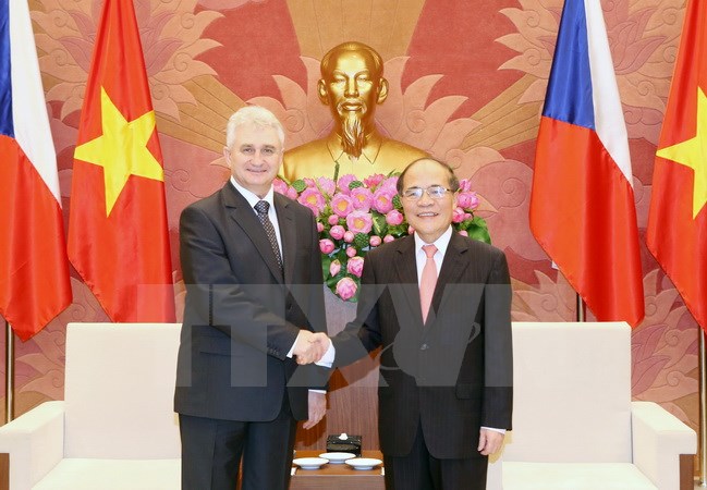 Chủ tịch Quốc hội Nguyễn Sinh Hùng đón và hội đàm với Ngài Milan Stech, Chủ tịch Thượng viện Cộng hòa ​Séc sang thăm chính thức Việt Nam. (Ảnh: Vietnam+)