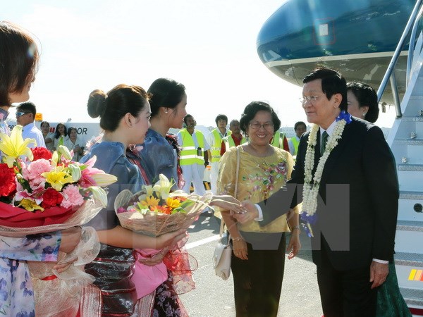 Bộ trưởng Bộ Năng lượng Philippines Zenaida Monsada và cán bộ, nhân viên Đại sứ quán Việt Nam tại Philippines đón Chủ tịch nước Trương Tấn Sang tại sân bay. (Ảnh: Vietnam+)