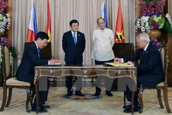 Tổng thống Philippines Benigno Aquino III và Chủ tịch nước Trương Tấn Sang chứng kiến lễ ký thỏa thuận thiết lập Đối tác Chiến lược giữa Việt Nam và Philippines. (Ảnh: Vietnam+)
