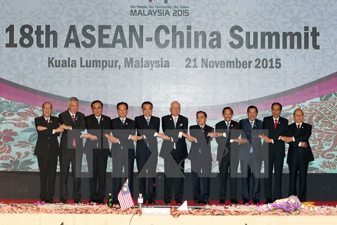Thủ tướng Nguyễn Tấn Dũng và các nhà lãnh đạo dự Hội nghị Cấp cao ASEAN- Trung Quốc lần thứ 18 chụp ảnh chung. (Ảnh: Vietnam+)