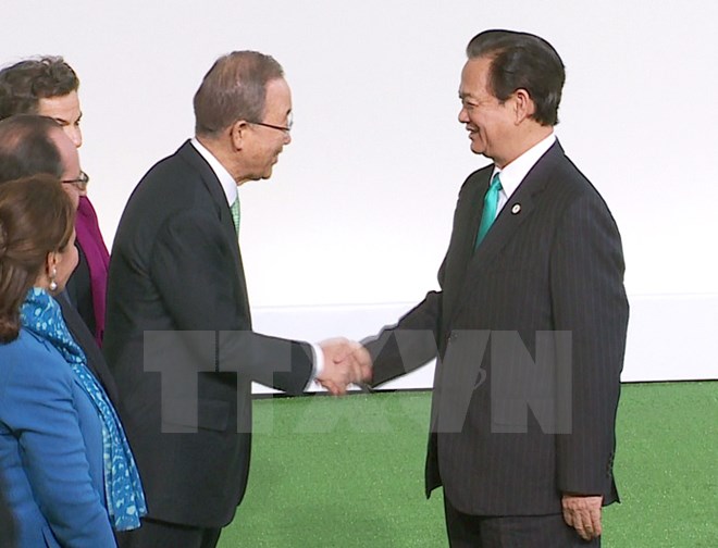 Tổng Thư ký Liên hợp quốc Ban Ki Moon đón Thủ tướng Nguyễn Tấn Dũng. (Ảnh: Vietnam+)