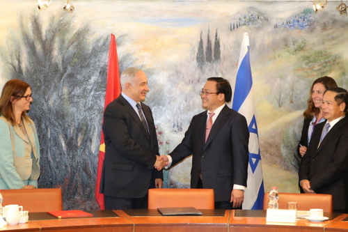 Phó Thủ tướng Hoàng Trung Hải và Thủ tướng Israel Benjamin Netanyahu. (Ảnh: Chinhphu.vn)