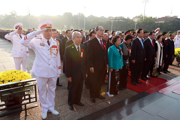 Đoàn đại biểu dự Đại hội Thi đua yêu nước toàn quốc lần thứ IX vào viếng lăng Chủ tịch Hồ Chí Minh (Ảnh: Dân trí)