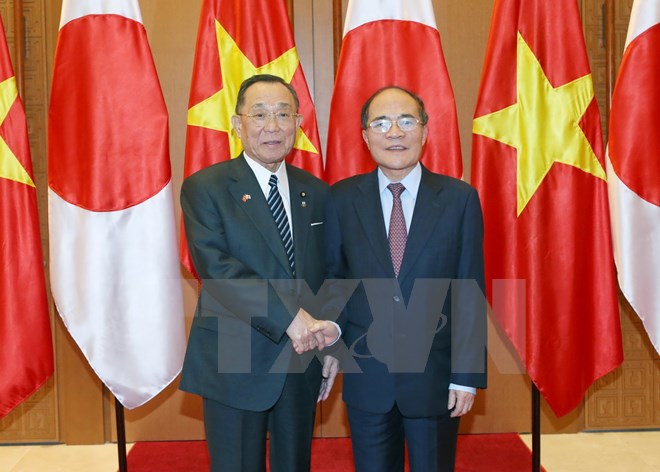 Chủ tịch Quốc hội Nguyễn Sinh Hùng đón và hội đàm với ngài Yamazaki Masaaki, Chủ tịch Thượng viện Nhật Bản (Ảnh: Vietnam+)