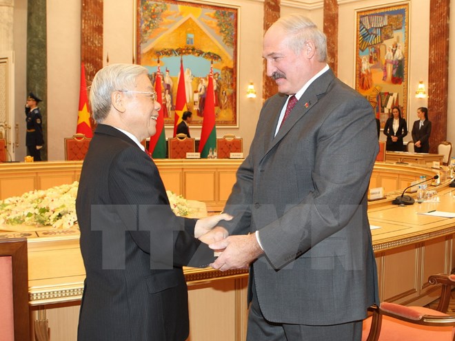 Tổng thống Cộng hòa Belarus Lukashenko và Tổng Bí thư Nguyễn Phú Trọng trong chuyến thăm chính thức Belarus của Tổng Bí thư Nguyễn Phú Trọng tháng 11/2014 (Ảnh: Vietnam+)