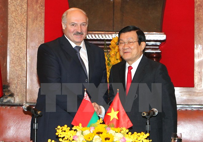 Chủ tịch nước Trương Tấn Sang và Tổng thống Cộng hòa Belarus Lukashenko tại lễ ký các văn kiện hợp tác giữa hai nước (Ảnh: Vietnam+)