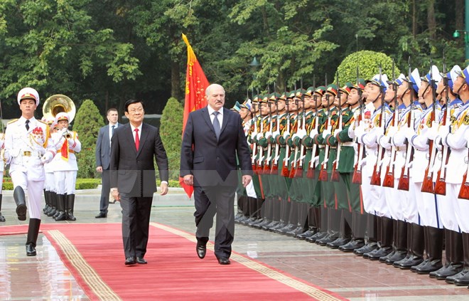 Chủ tịch nước Trương Tấn Sang và Tổng thống Lukashenko duyệt đội Danh dự Quân đội Nhân dân Việt Nam (Ảnh: Vietnam+)