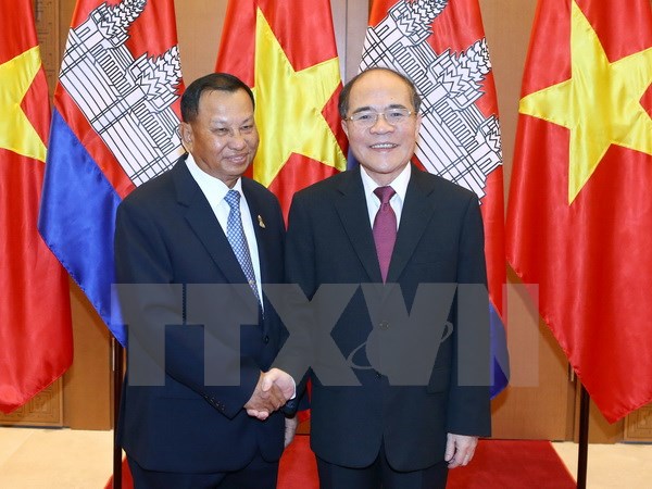 Chủ tịch Quốc hội Nguyễn Sinh Hùng đón và hội đàm với Samdech Say Chhum. (Ảnh: Vietnam+)