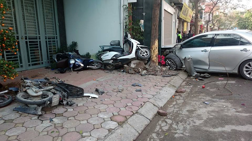 Hiện trường vụ xe Camry gây tai nạn giao thông kinh hoàng ở Long Biên (Ảnh minh họa: Internet)