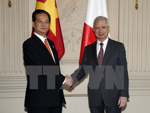 Thủ tướng Nguyễn Tấn Dũng hội kiến với ngài Claude Bartolone, Chủ tịch Hạ viện Pháp, trong chuyến thăm Pháp tháng 12/2015. (Ảnh: Vietnam+)
