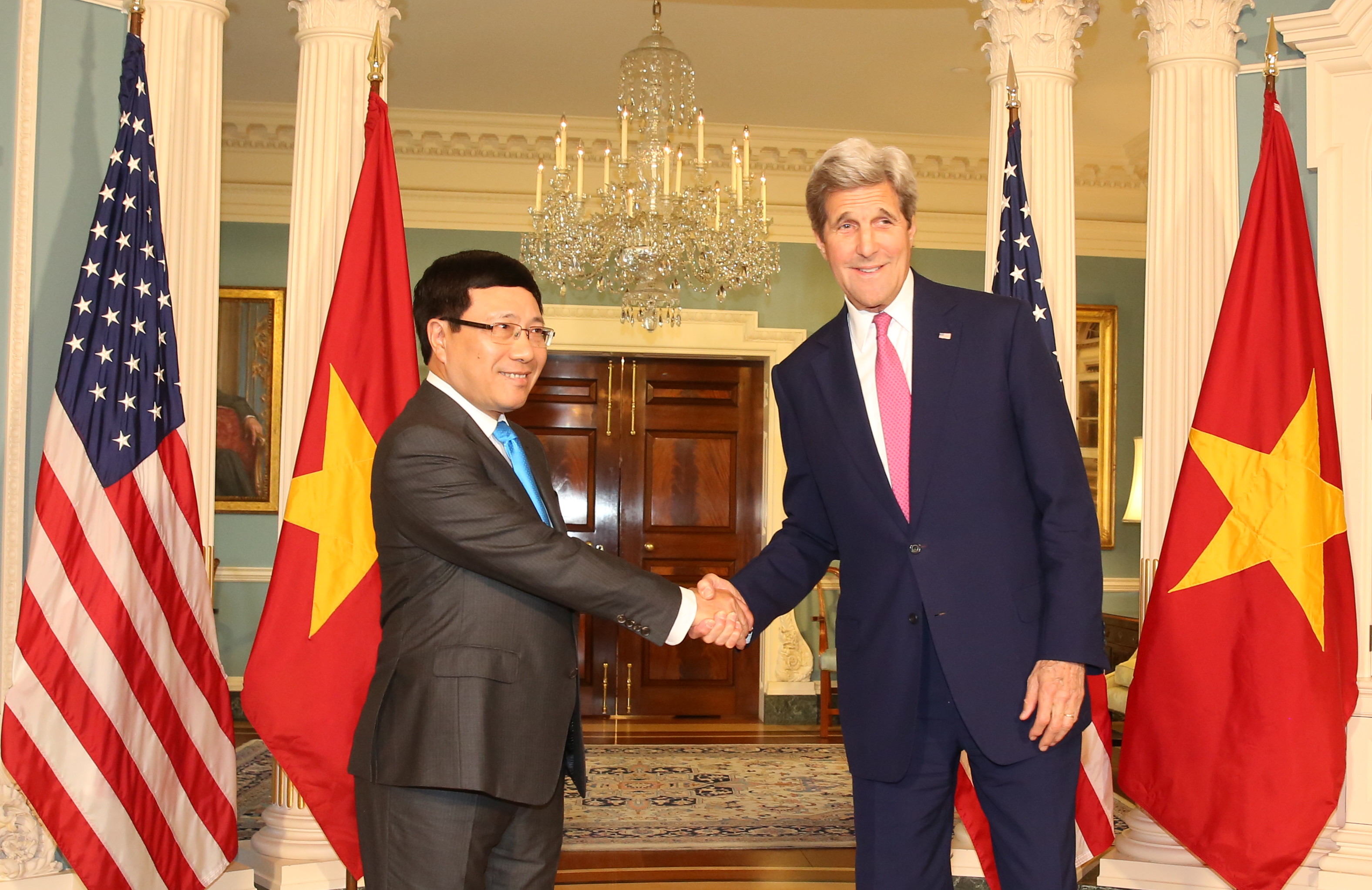 Phó Thủ tướng Phạm Bình Minh và Bộ trưởng Ngoại giao Hoa Kỳ John Kerry. Ảnh: VGP/Hải Minh