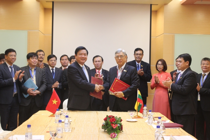 Bộ trưởng Đinh La Thăng và Thứ trưởng Han Sein tại lễ ký kết Hiệp định Vận tải biển tháng 11/2015 (Ảnh: baogiaothong.vn)