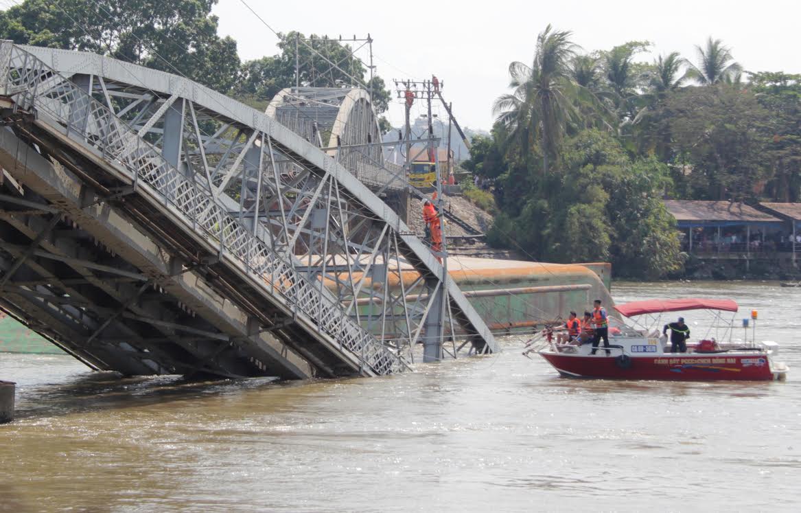 Cầu Ghềnh bị xà lan đâm sập ngày 20/3/2016 (Ảnh: Vietnamnet.vn)