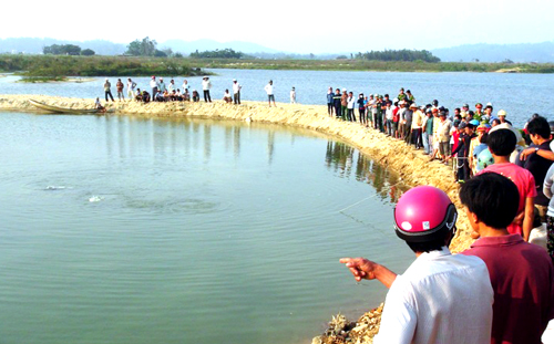 Đoạn sông 9 học sinh đuối nước sâu 2m (Ảnh: VnExpress.net(