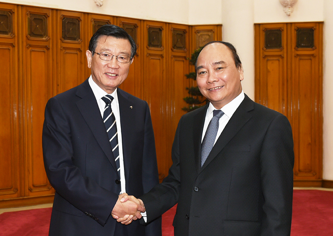 Thủ tướng Nguyễn Xuân Phúc và ông Park Sam Koo (Ảnh: VGP)