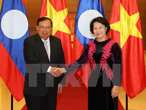Chủ tịch Quốc hội Nguyễn Thị Kim Ngân hội kiến Tổng Bí thư Đảng Nhân dân Cách mạng Lào, Chủ tịch nước CHDCND Lào Bounnhang Volachith (Ảnh: Trọng Đức/TTXVN)