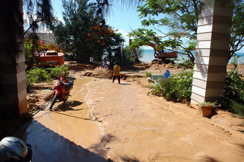 Bùn chảy tràn vào khu du lịch (Ảnh: VnExpress.net)