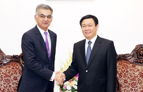 Phó Thủ tướng Vương Đình Huệ tiếp ông Nirukt Sapru, Tổng Giám đốc ngân hàng Standard Chartered Việt Nam kiêm Tổng Giám đốc phụ trách Nhóm năm nước ASEAN và Nam Á (Ảnh: VGP)