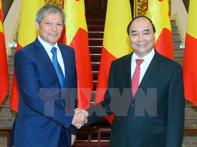 Thủ tướng Chính phủ Nguyễn Xuân Phúc đón Thủ tướng Dacian Ciolos. (Ảnh: Thống Nhất/TTXVN)
