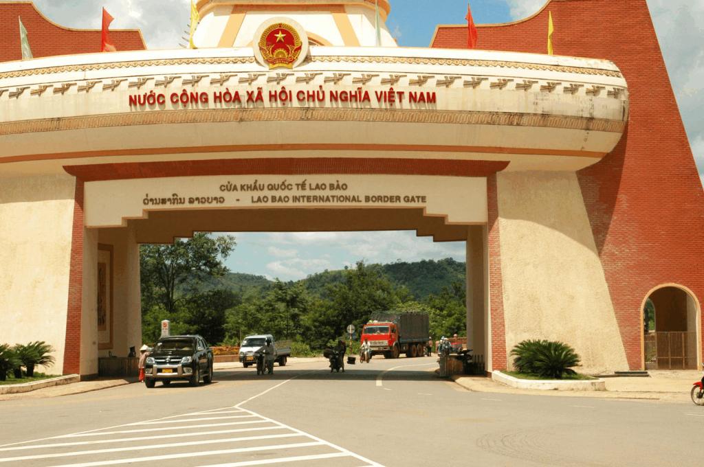Cửa khẩu quốc tế Lao Bảo kết nối Việt Nam và Lào