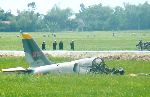 Hiện trường vụ rơi máy bay tại Phú Yên (Ảnh: tinmoi.vn)