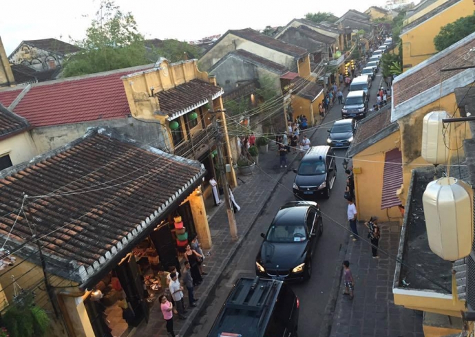 Vừa qua, Thủ tướng Nguyễn Xuân Phúc đã xin lỗi người dân về chuyện đoàn xe tháp tùng ông kéo hàng dài đi vào phố cổ Hội An gây phản cảm (Ảnh: Báo Giao thông)
