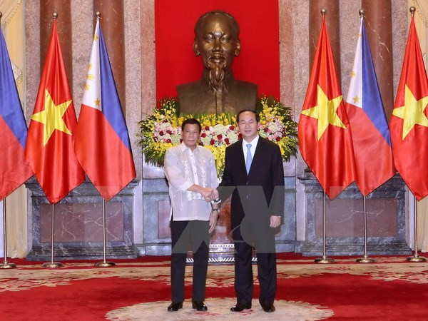 Chủ tịch nước Trần Đại Quang và Tổng thống Cộng hòa Philippines Rodrigo Roa Duterte tại lễ đón (Ảnh: vietnamplus.vn/Nhan Sáng/TTXVN)
