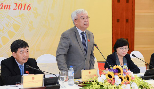 Ông Phan Thanh Bình (đứng giữa)
