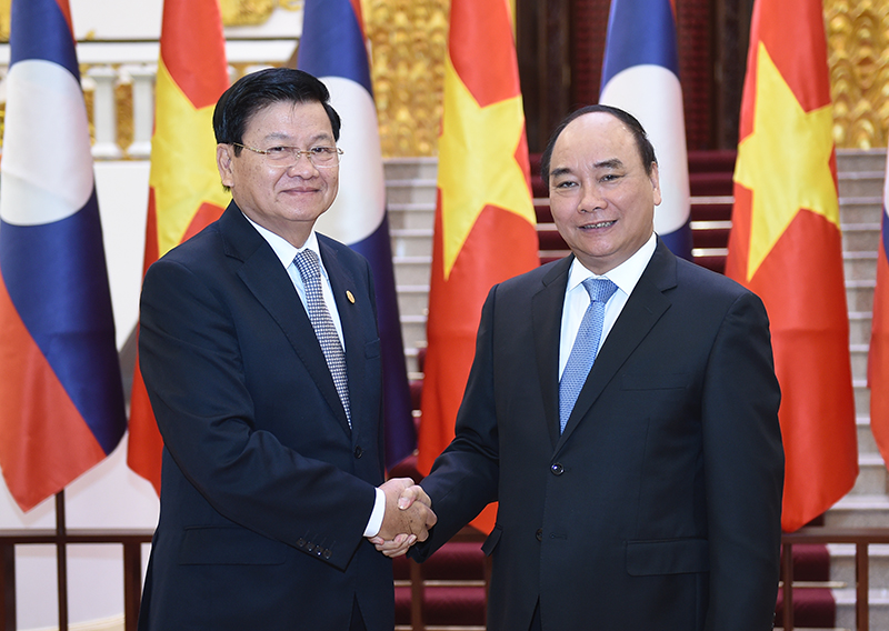 Thủ tướng Nguyễn Xuân Phúc hội đàm với Thủ tướng Lào Thoonglun Sisulith (Ảnh: VGP/Quang Hiếu)