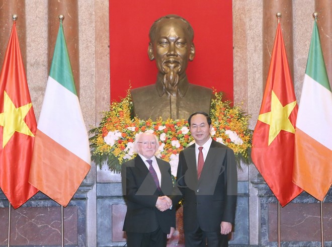 Chủ tịch nước Trần Đại Quang và Tổng thống Michael D. Higgins tại lễ đón (Ảnh: Nhan Sáng/TTXVN)