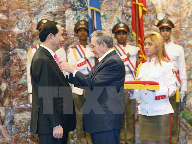 Chủ tịch Raul Castro trao Huân chương Jose Marti cho Chủ tịch nước Trần Đại Quang. (Ảnh: Nhan Sáng/TTXVN)