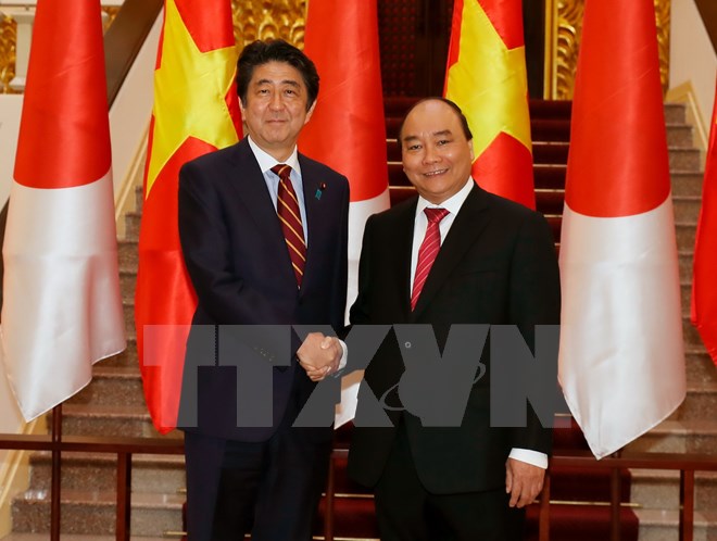 Thủ tướng Nguyễn Xuân Phúc và Thủ tướng Nhật Bản Shinzo Abe tại lễ đón (Ảnh: Thống Nhất/TTXVN)