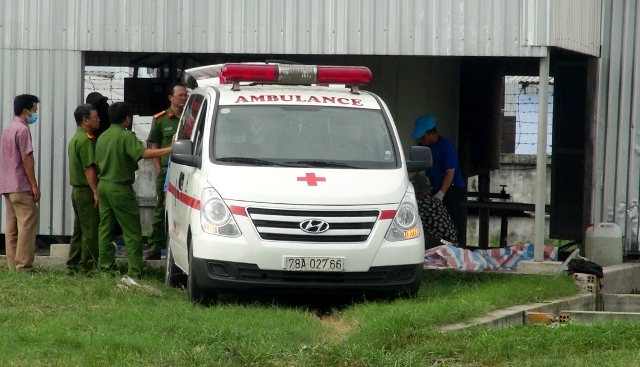 Hỗ trợ đưa thi thể các nạn nhân về Nhà tang lễ Bệnh viện đa khoa tỉnh Phú Yên (Ảnh: nhandan.com.vn)