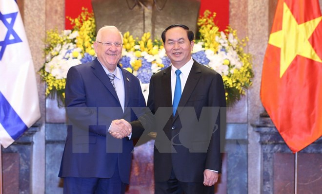 Chủ tịch nước Trần Đại Quang và Tổng thống Reuven Ruvi Rivlin tại lễ đón (Ảnh: Nhan Sáng/TTXVN)