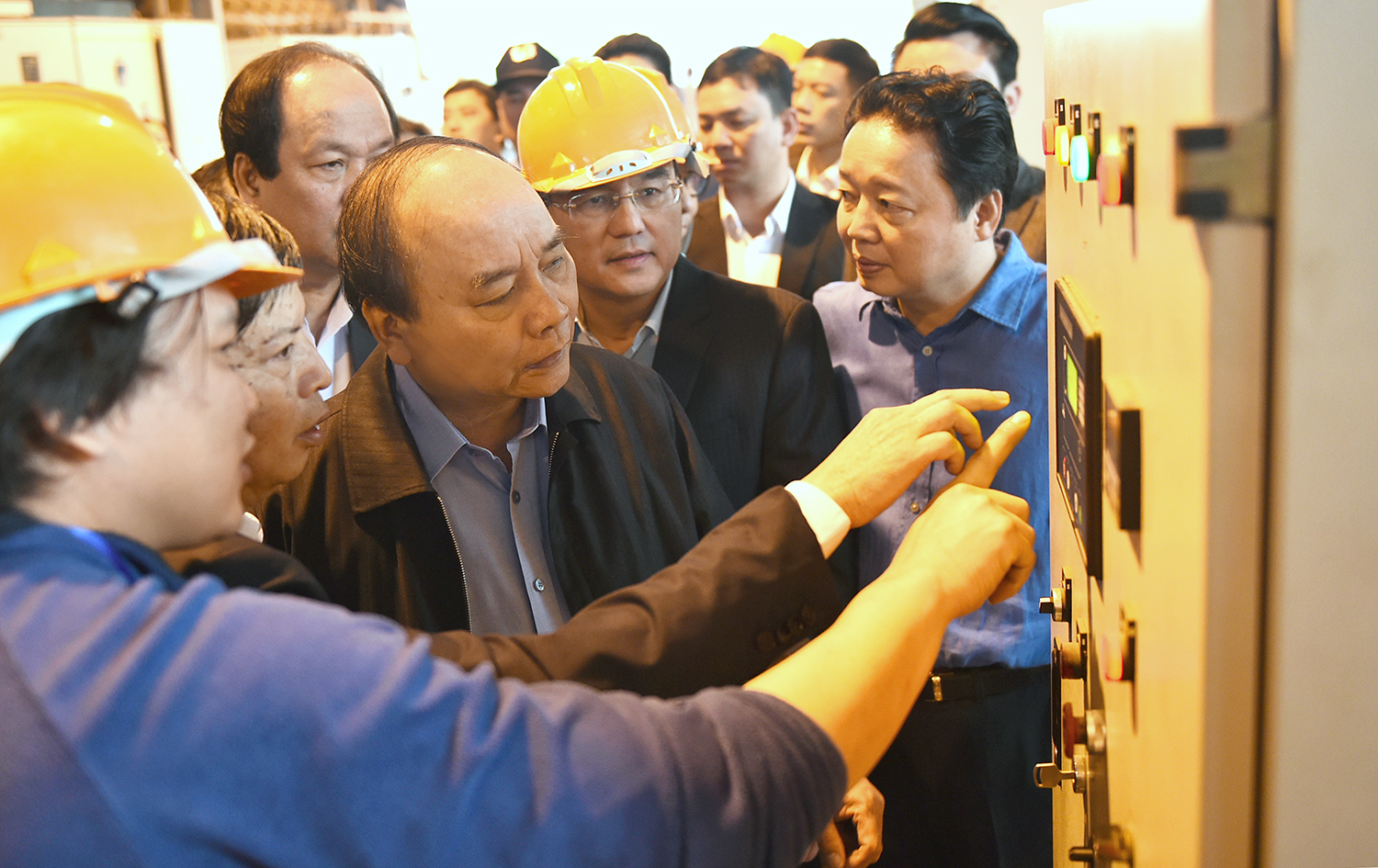 Thủ tướng thị sát công nghệ điện rác của Công ty HMC (Ảnh: VGP/Quang Hiếu)