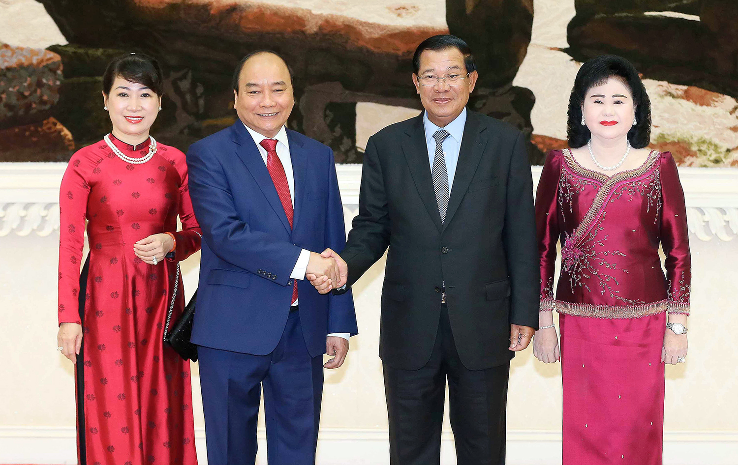 Thủ tướng Campuchia Hun Sen và Phu nhân đón Thủ tướng Nguyễn Xuân Phúc và Phu nhân (Ảnh: VGP/Quang Hiếu)