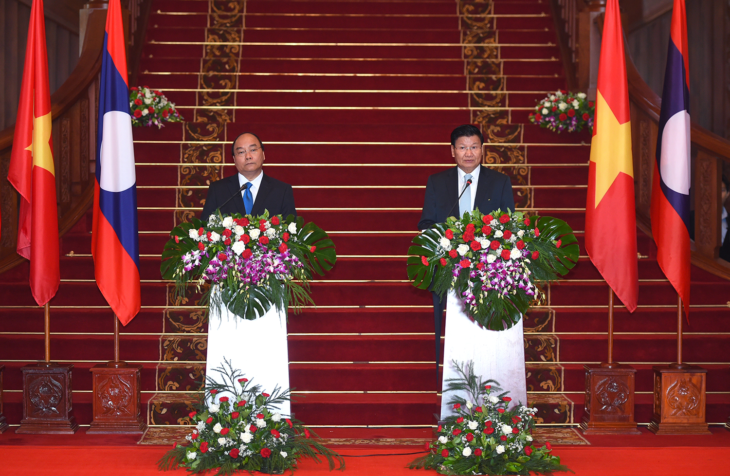 Thủ tướng Nguyễn Xuân Phúc và Thủ tướng Lào chủ trì họp báo sau hội đàm (Ảnh: VGP/Quang Hiếu)