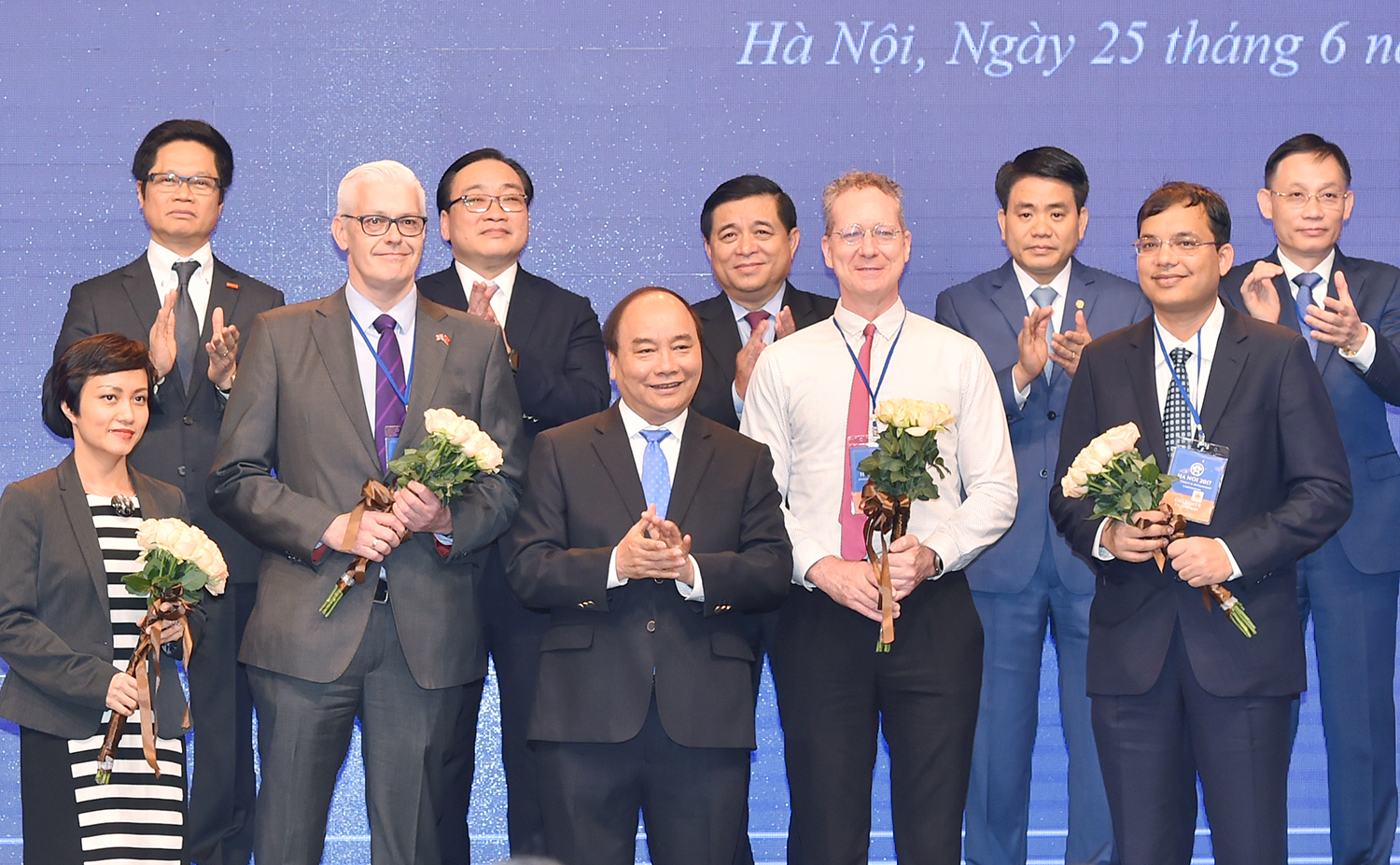 Thủ tướng Chính phủ Nguyễn Xuân Phúc tặng hoa cho các nhà đầu tư (Ảnh: VGP)