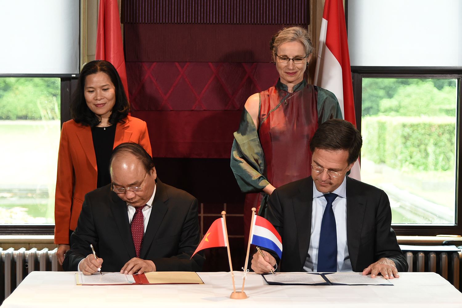 Hai Thủ tướng ký ý định thư giữa Chính phủ nước CHXHCN Việt Nam và Chính phủ Hà Lan về tạo thuận lợi triển khai các Dự án chuyển đổi quy mô lớn để phát triển bền vững Đồng bằng sông Cửu Long. Ảnh: VGP/Quang Hiếu