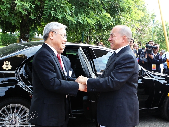 Quốc vương Campuchia Norodom Sihamoni đón Tổng Bí thư Nguyễn Phú Trọng trong chuyến thăm Campuchia của Tổng Bí thư tháng 12/2011 (Ảnh: TTXVN)